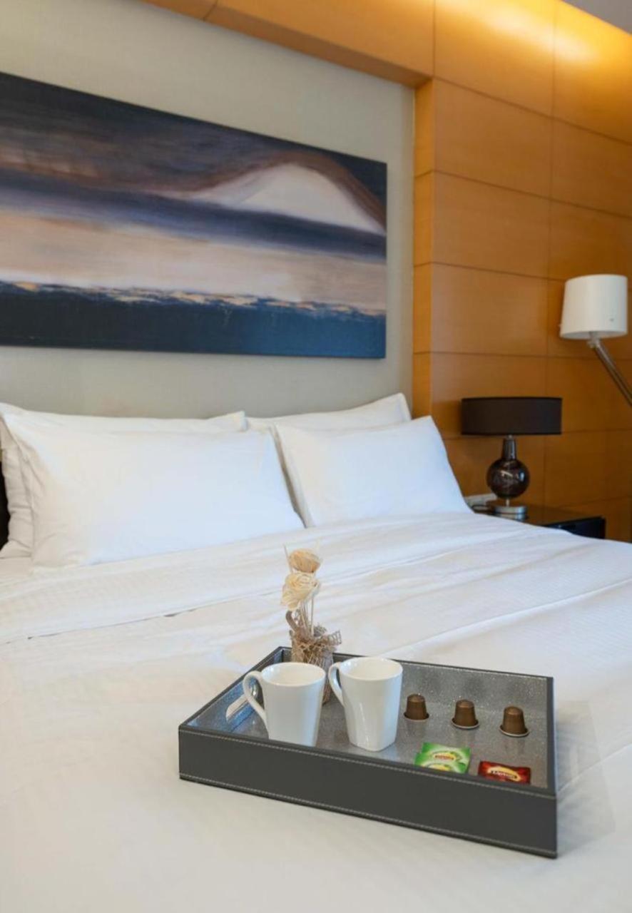 Holistay Luxury Homes - Burj Khalifa View - Direct Access Mall Apartment *